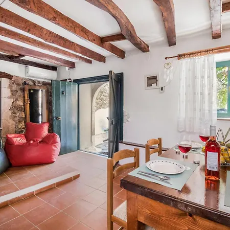 Ellen T House Holiday home *